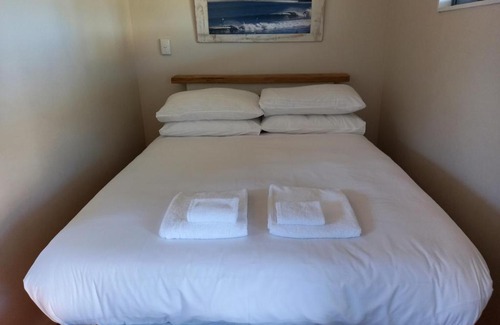 Raglan Hotel | Comfortable Raglan West Accommodation with Hot Tub & Dining
