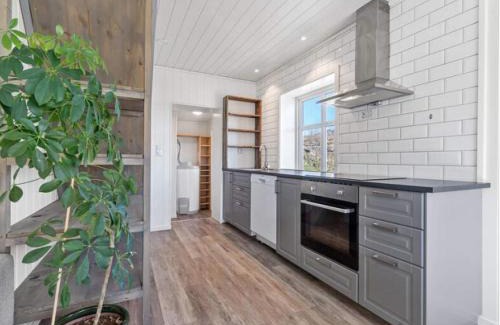Vestvagøy House | Ragnahuset: Cozy Mini House in Scenic Fishing Village