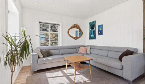 Vestvagøy House | Ragnahuset: Cozy Mini House in Scenic Fishing Village