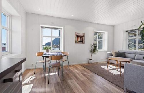 Vestvagøy House | Ragnahuset: Cozy Mini House in Scenic Fishing Village