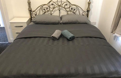 Loxford House | Family-Friendly Rahal Ilford with Inviting Hot Tub Experience