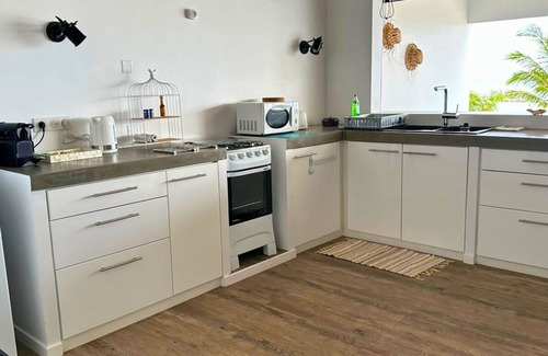 Teahupoo Apartment | Explore Uparu Seaside Apartment with Pool & Breakfast