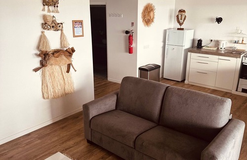 Teahupoo Apartment | Explore Uparu Seaside Apartment with Pool & Breakfast