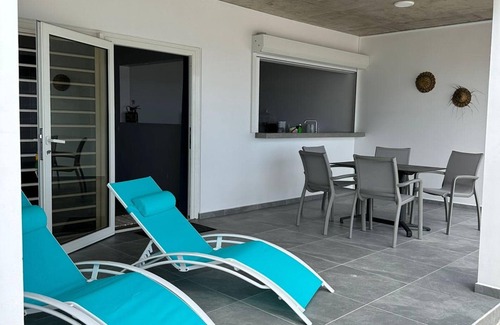 Teahupoo Apartment | Explore Uparu Seaside Apartment with Pool & Breakfast
