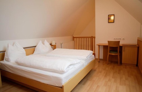 Ehrenhausen Apartment | Family-Friendly Raiffeisenhof Appartements with Hot Tub