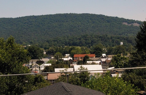 Rockhill Furnace House | Railroad Retreat house n4 bedrooms, 2 Bath, Steps from East Broad Top Railroad
