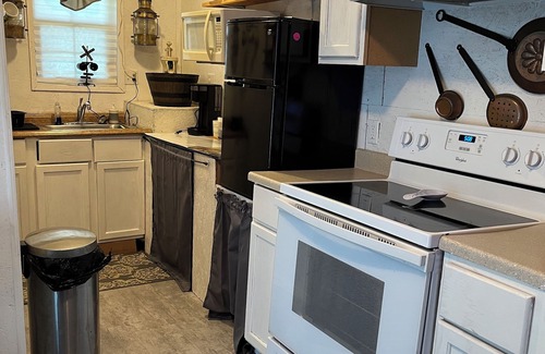Spiro House | Cozy Railroad Tiny House - Perfect for Family Getaways