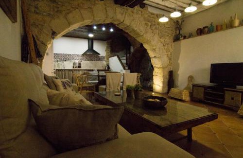 Castellote House | Discover Rails del Temple: Pet-Friendly with Spa & Pool