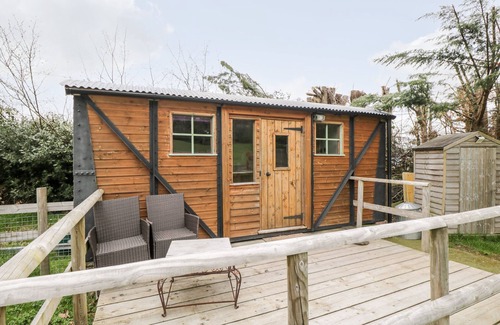 Abergavenny Cottage | Pet-Friendly Railway Carriage with Open Fire in Govilon