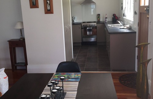 Martinborough Cottage | Railway Cottage: Your Ideal Ocean View Retreat
