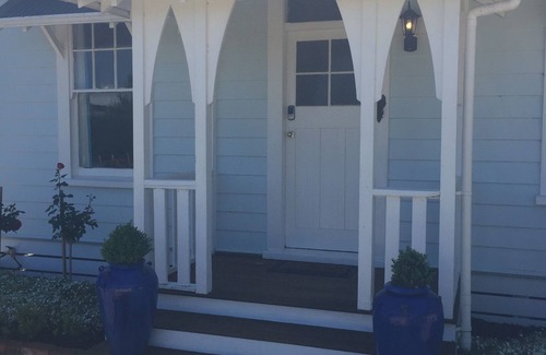 Martinborough Cottage | Railway Cottage: Your Ideal Ocean View Retreat