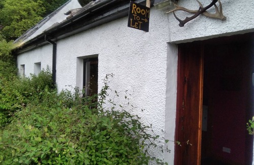 Stromeferry House | Cozy Railway Cottage with Ocean Views in Stromeferry