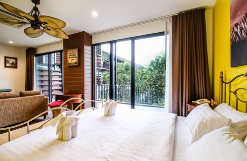 Phaya Yen Hotel | Experience Rain Tree Khao Yai Hotel: Pool & Dining Delight