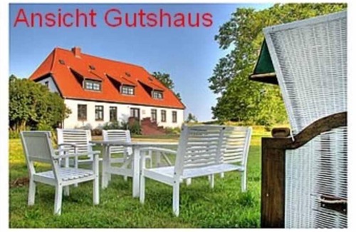 Rugen Island Apartment | Cozy Rainbow Apartments in the Sonnenhaus with Breakfast
