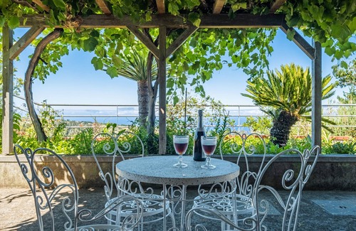 Lombada Velha Cottage | Pet-Friendly Rainbow Cottage: Rated 10/10 for Families