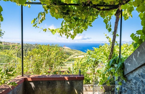 Lombada Velha Cottage | Pet-Friendly Rainbow Cottage: Rated 10/10 for Families