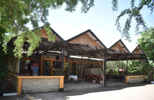 Boma la Ngombe Cabin | Budget-Friendly Stay at Rainbow Executive Lodge with Breakfast