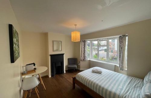 Oakleigh House | Discover Rainbow: Guest Rated 7.7/10 for Cozy Stays