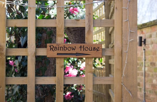 Lutterworth House | Rainbow House - Family-Friendly Retreat with Breakfast Included
