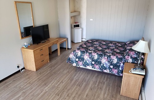 Swift Current Hotel | Budget-Friendly Stay at Rainbow Motel with Breakfast & Kitchen