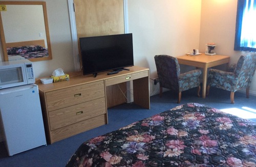 Swift Current Hotel | Budget-Friendly Stay at Rainbow Motel with Breakfast & Kitchen