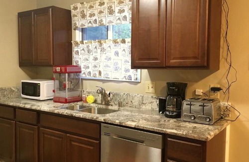 Mendenhall Valley House | Convenient Retreat: Rainbow Row Near Mendenhall Glacier
