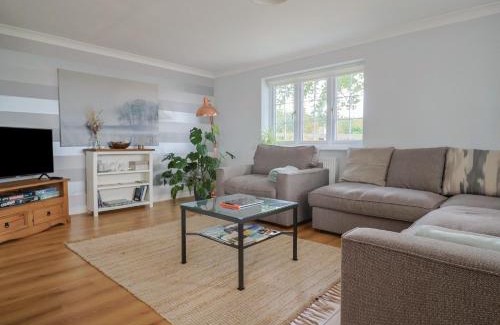 West Buckland House | Rainbow View: Family-Friendly Hotel with Pool & Pet Access