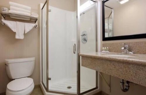 Downtown Riverside Hotel | Experience Comfort at Raincross Hotel with Pool & Spa