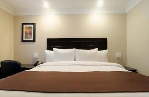Downtown Riverside Hotel | Experience Comfort at Raincross Hotel with Pool & Spa