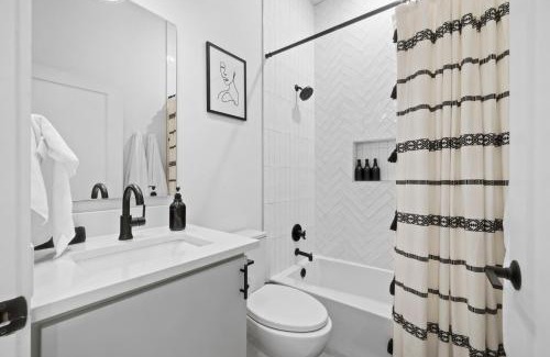 East Cesar Chavez House | Rainey St Retreat - Cowboy Pool & Urban Chic