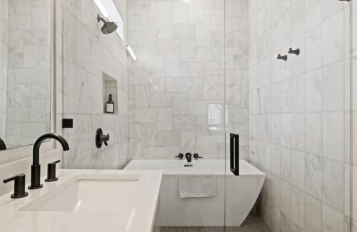 East Cesar Chavez House | Rainey St Retreat - Cowboy Pool & Urban Chic