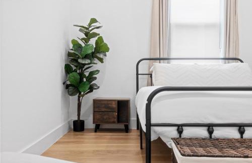 East Cesar Chavez House | Rainey St Retreat - Cowboy Pool & Urban Chic