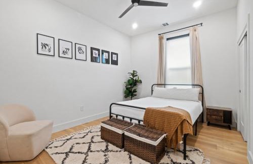 East Cesar Chavez House | Rainey St Retreat - Cowboy Pool & Urban Chic