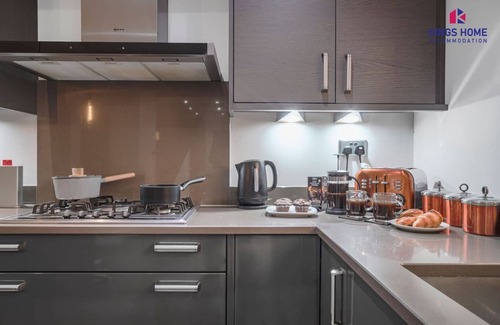 Altwood House | Inviting Retreat: Rainfall Shower & 2 Living Spaces Near Legoland