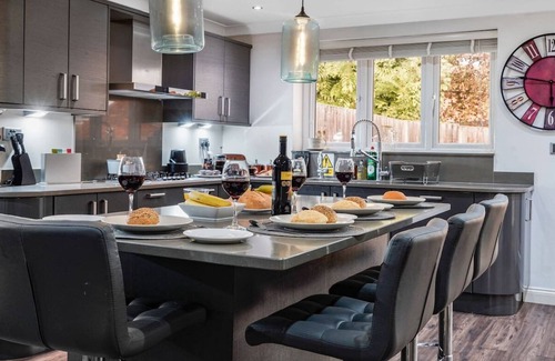 Altwood House | Inviting Retreat: Rainfall Shower & 2 Living Spaces Near Legoland