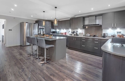 Altwood House | Inviting Retreat: Rainfall Shower & 2 Living Spaces Near Legoland