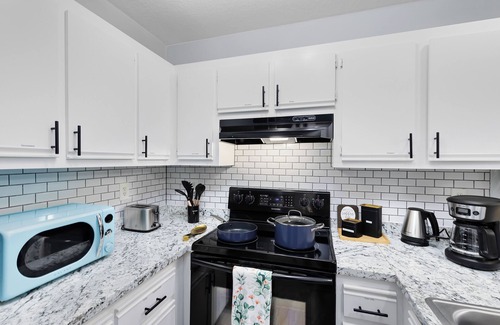 Titusville Apartment | *Rainforest Realm* *NASA*, Pool, BBQ, Gym, & Patio