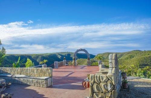 Die Barakke Cabin | Eco-Friendly Rainforest Ridge Resort with Oceanfront Views