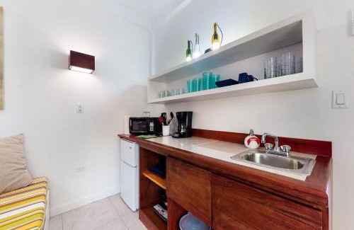 Caye Caulker Hotel | Family-Friendly Retreat at Casa DV Suites - Rated 8.8/10