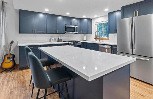 Ashford House | Rainier's Newest Luxury Chalet with Hot Tub-AC-WiFi