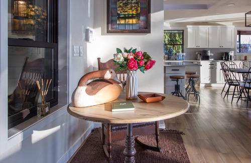 Olympia House | Unforgettable Rainier View Waterfront Retreat for 15 Guests