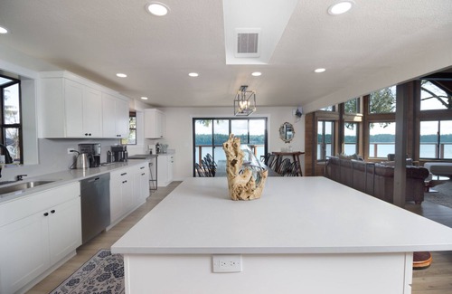Olympia House | Unforgettable Rainier View Waterfront Retreat for 15 Guests