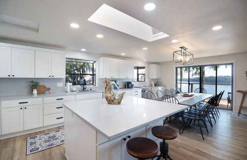 Olympia House | Unforgettable Rainier View Waterfront Retreat for 15 Guests