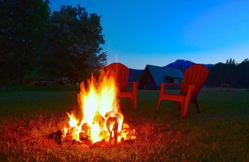 Packwood Cabin | Explore Rainier View: Pet-Friendly Stay with Downtown Access