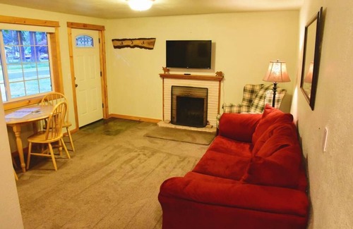 Packwood Cabin | Explore Rainier View: Pet-Friendly Stay with Downtown Access