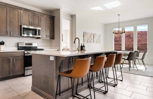 Washington House | Rainson Retreat: Pickleball Courts, 5 bdr 4 bath Home