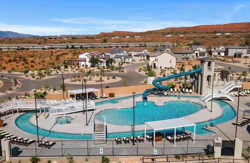 Washington House | Rainson Retreat: Pickleball Courts, 5 bdr 4 bath Home