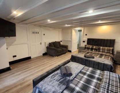 Manchester House | Cozy Rainsough Cottage: Sleeps 4, Free Parking & WiFi