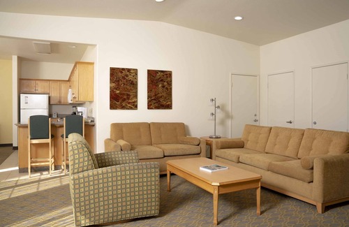 Palm Springs Apartment | Discover Raintree's Cimarron Golf Resort with Spa & Pool