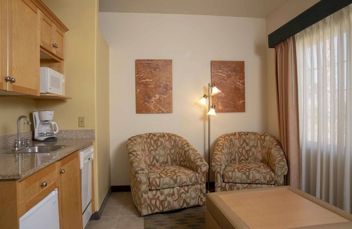 Palm Springs Apartment | Discover Raintree's Cimarron Golf Resort with Spa & Pool